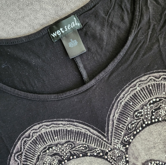 Wet Seal Small Skull Graphic Tee - Picture 2 of 2